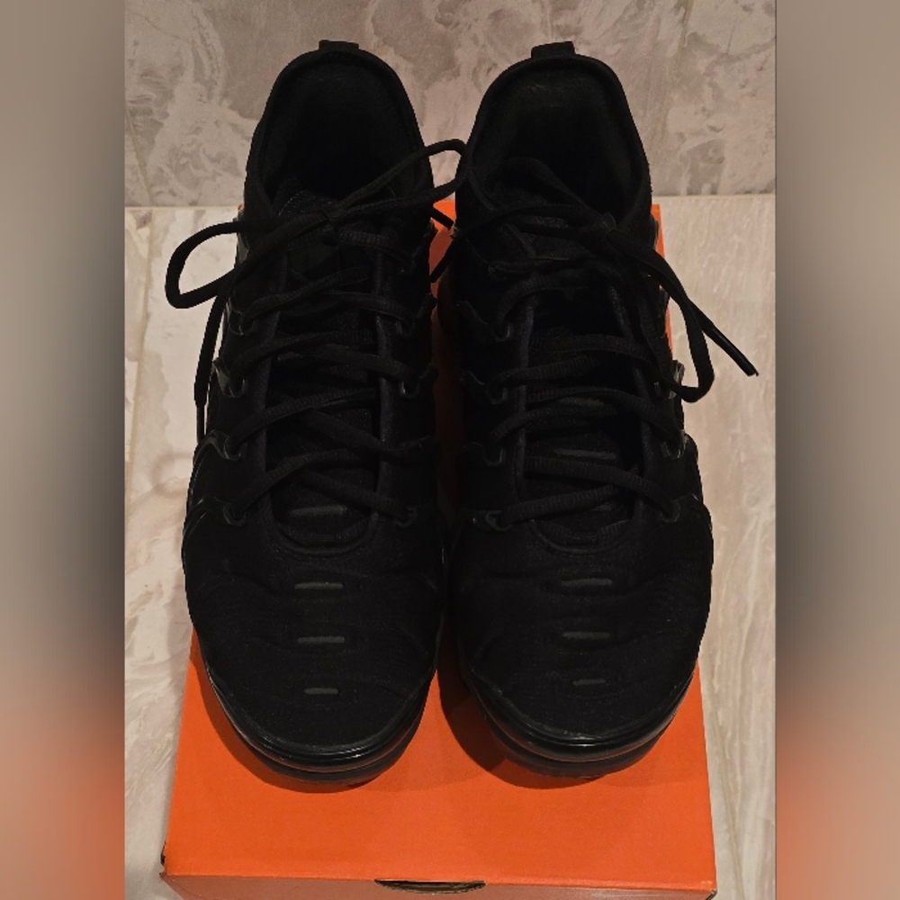 Nike Vapormax In Black Men's 8.0 Lace-Up Sneakers (Note:Unisex Women's size 9.5)